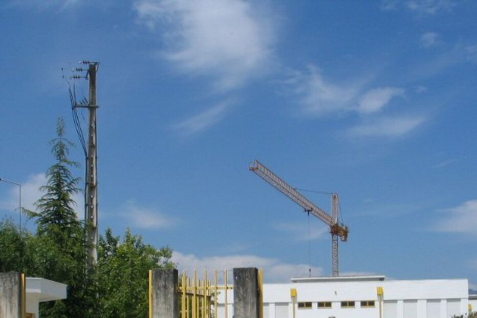 Auxiliar manteve sexo com aluno