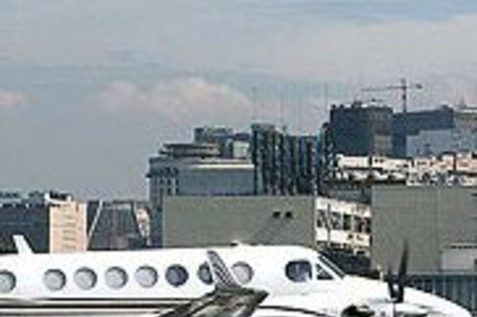 Avião explode em complexo de luxo