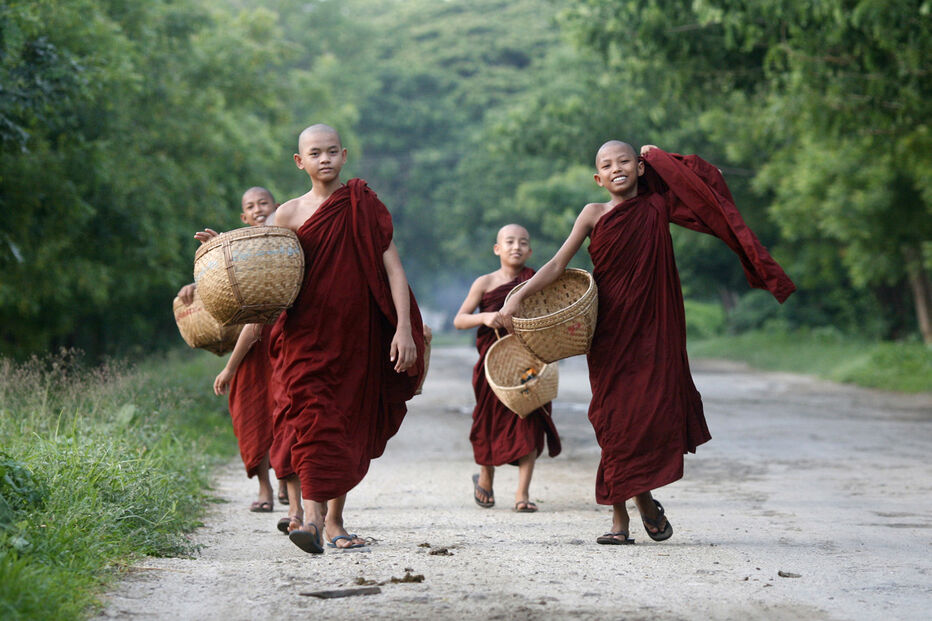 monges budistas, reza