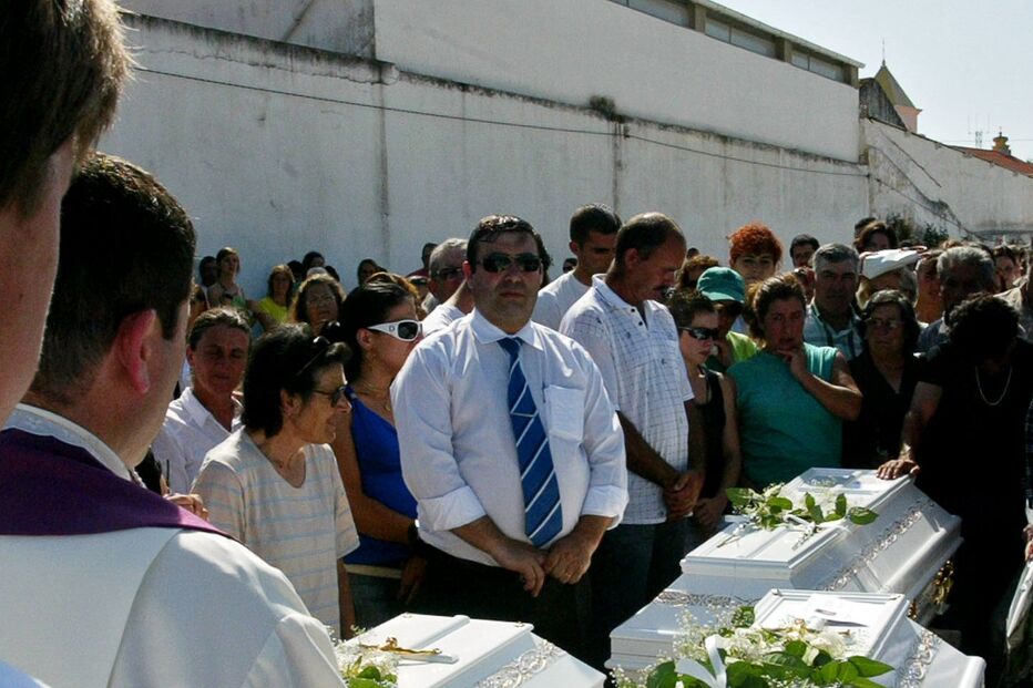 Insultos à mãe no funeral dos filhos