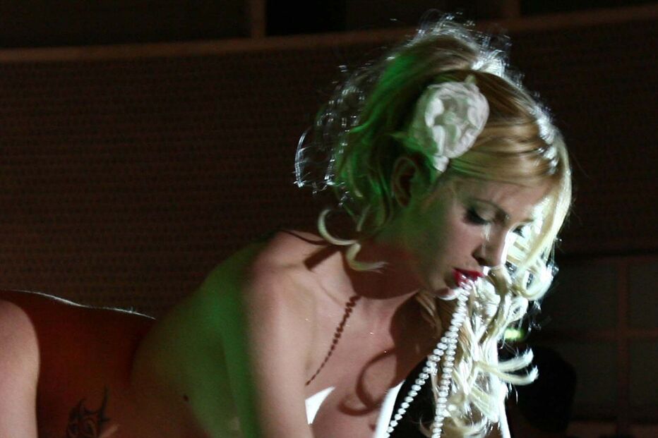 Mulheres nuas, cavalos e reis