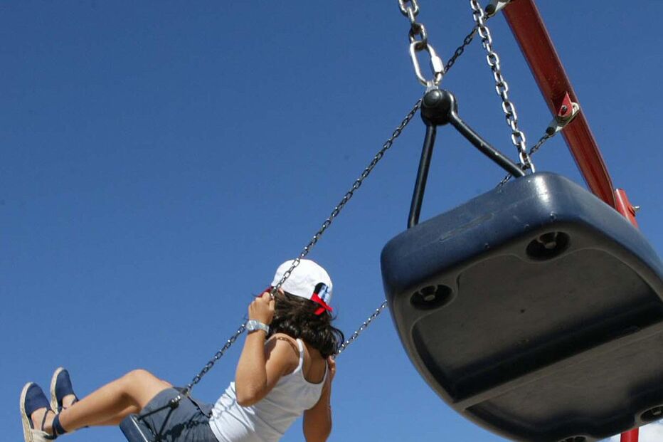 Pedófilo masturba-se em parque infantil 