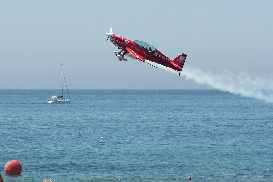 Cem mil rendidos ao festival aéreo  