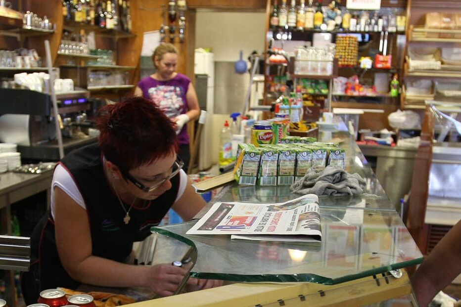 População da Buraca ajuda funcionários de café atacado