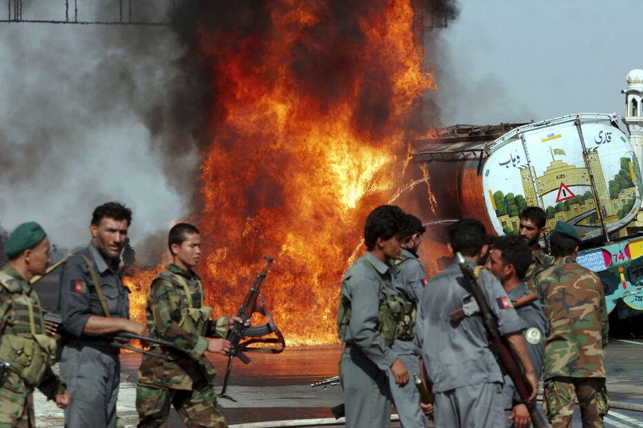 Elementos das forças de segurança afegãs junto a um camião-cisterna que transportava combustível para as forças da NATO destacadas no Afeganistão após um ataque dos rebeldes taliban. (Reuters) 