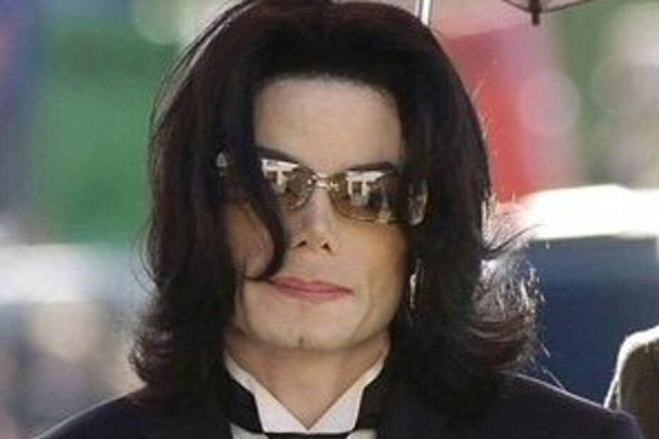 Família de Jackson atrasada no funeral (COM VÍDEO)