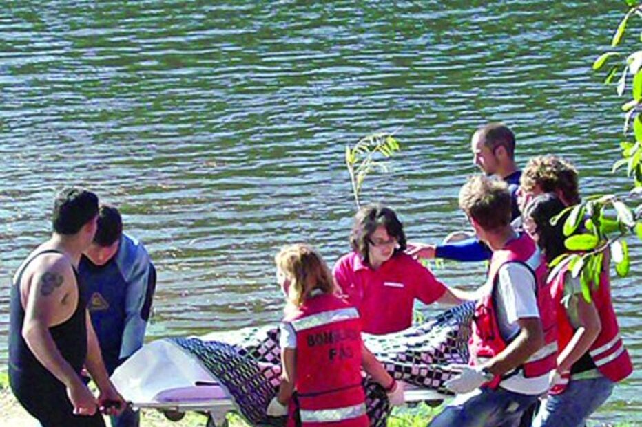 Morre afogado a salvar filho no rio