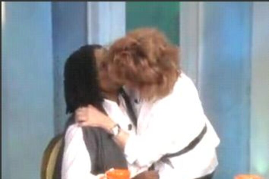 Whoopi Goldberg beijada em directo por mulher (COM VÍDEO)