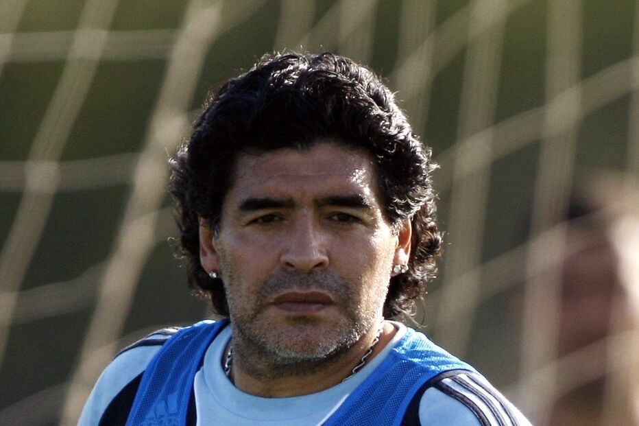 Diego Maradona: Brincos vão a leilão   