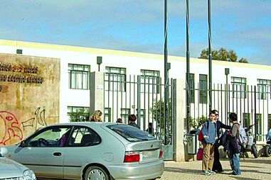 Detida com droga perto de escola