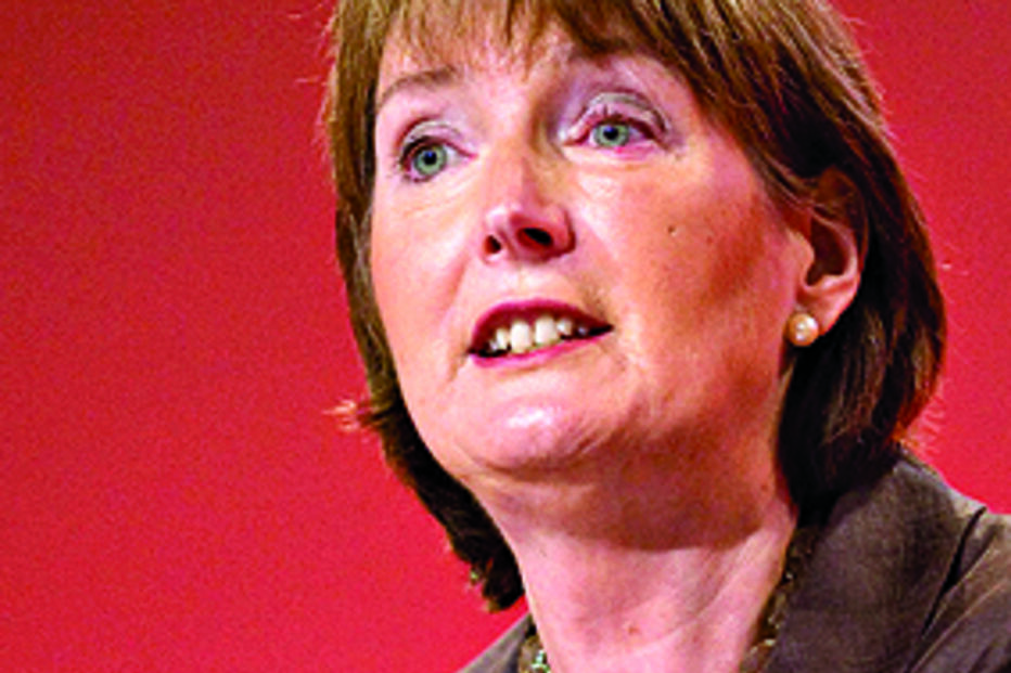 Harriet Harman: Ministra bate e foge
