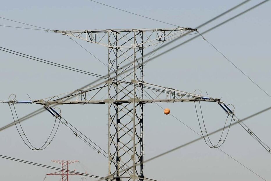Pendurado mais de duas horas em cabo de alta tensão