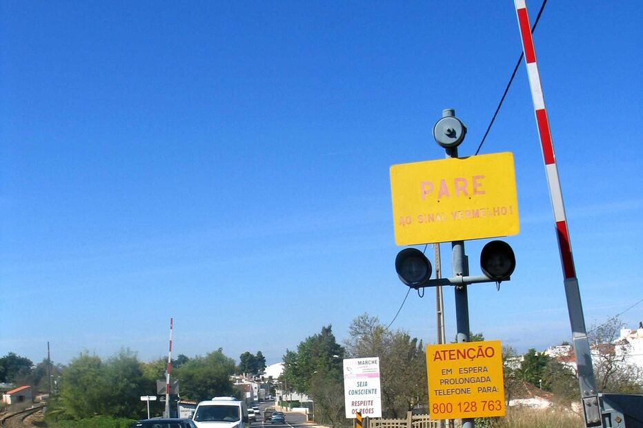 Menos passagens de nível na região