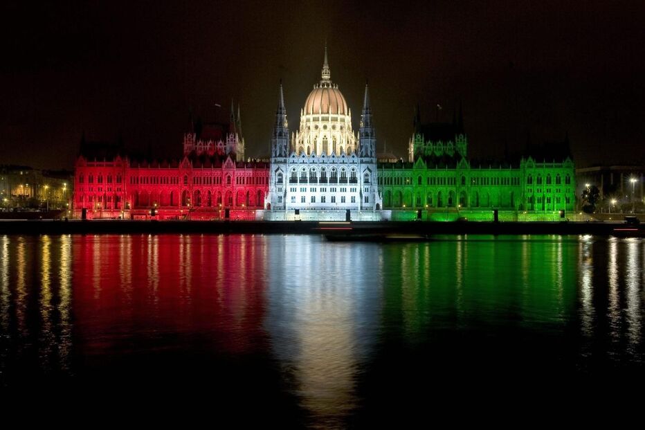 O parlamento da Hungria 'vestiu-se' com as cores da bandeira do país para comemorar o 53.º aniversário da Revolução Húngara. (Barnabas Honeczy/EPA)