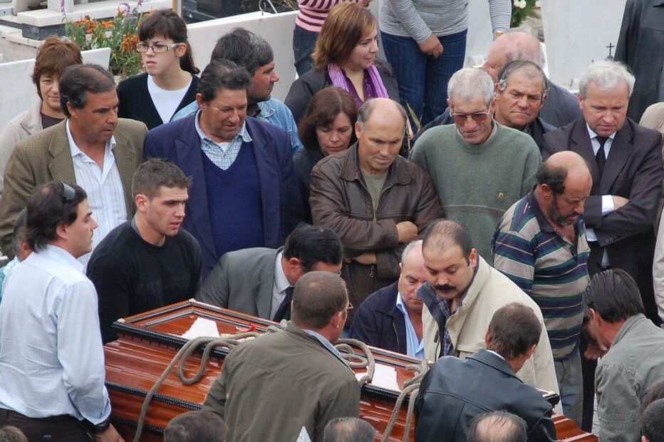 Multidão assiste ao funeral do bruxo de Rio de Moinhos