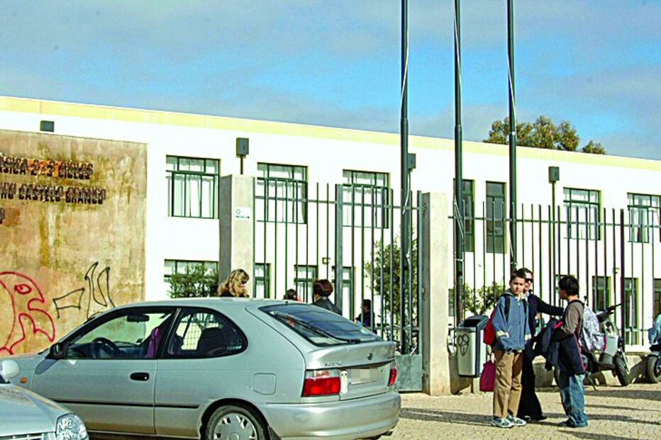 Detida com droga perto de escola