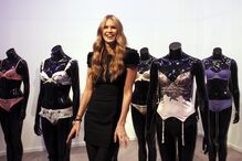 A top-model australiana Elle MacPherson posa para os fotógrafos durante a apresentação da sua nova linha de roupa interior em Berlim, Alemanha. (Tobias Schwarz, Reuters)