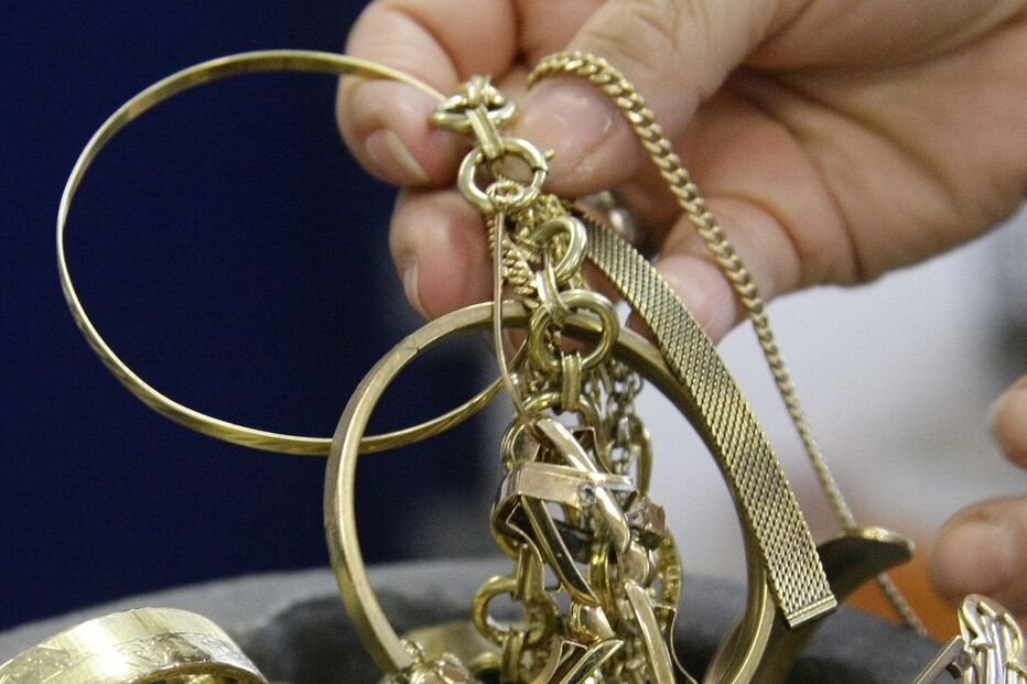 Avô e neto roubam ouro em Chaves