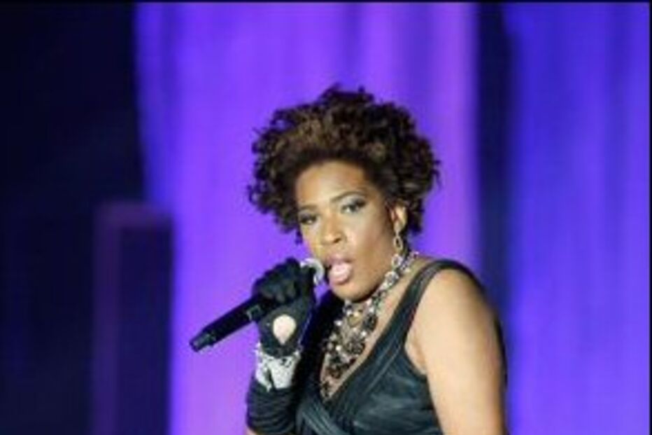 Macy Gray com alegria, cor e aplausos