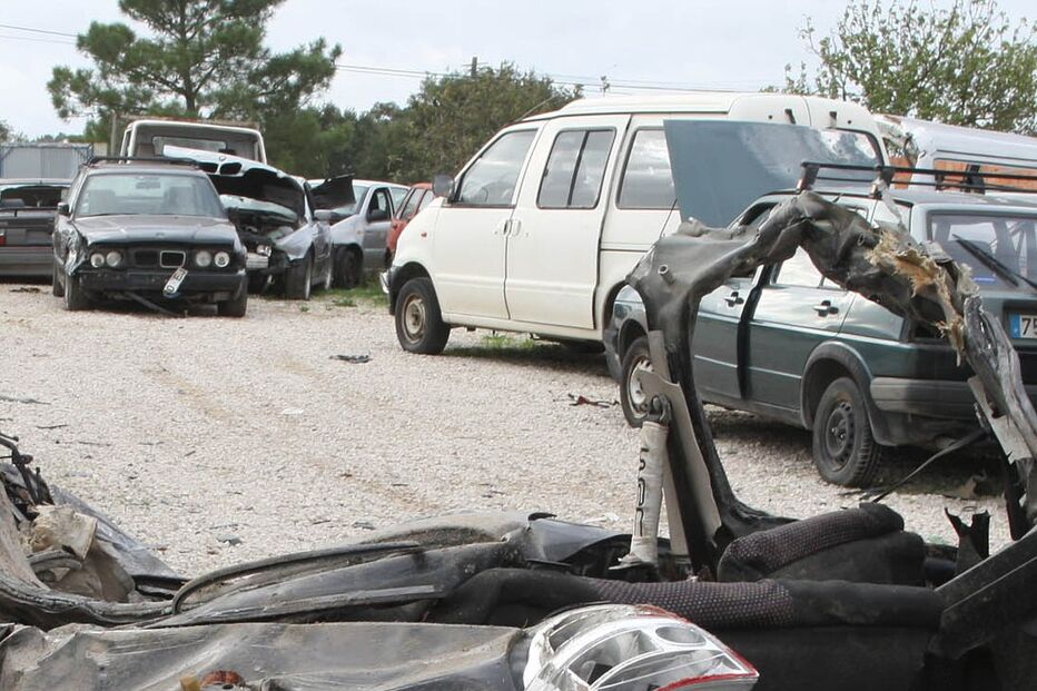 Morrem em carro roubado