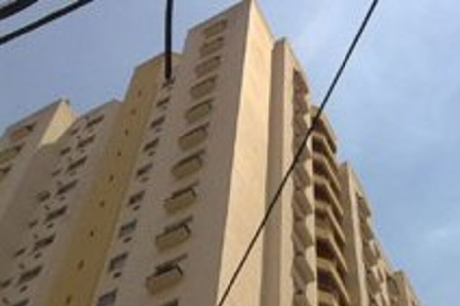 Pai atira filho de prédio de 18 andares