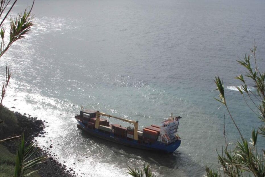 Navio encalha nos Açores