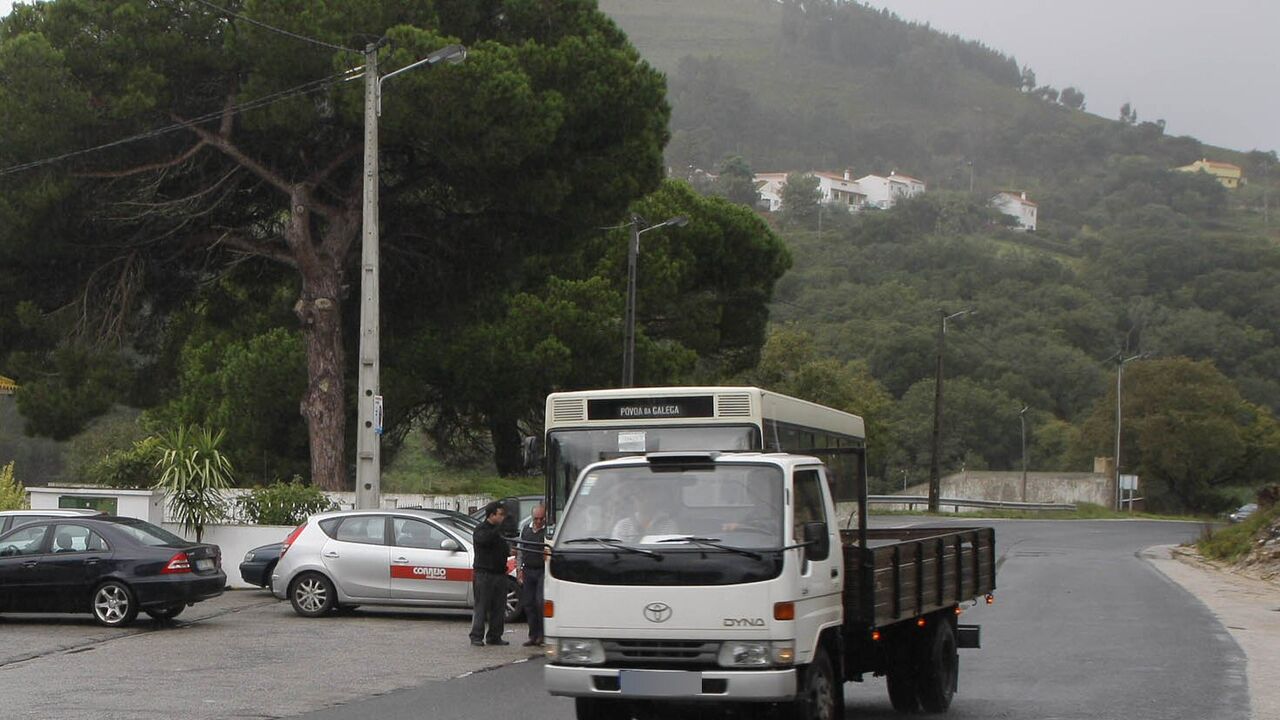 Sabe como deve atravessar numa passadeira? Este peão foi multado por não  saber.