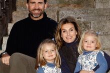 O príncipe Filipe e a princesa Letizia posam para uma foto com as suas filhas, Sofia e Leonor. A fotografia será utilizada em postais de Natal distribuídos pela Casa Real de Espanha. (Ho, Reuters)