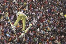 Os desportos de Inverno proporcionam imagens de rara beleza, como esta, que capta o austríaco Thomas Morgenstern num voo de mais de cem metros, durante um concurso de saltos de esqui que está a decorrer em Oberstdorf, na Alemanha. (Kai Pfaffenbach/Reuters)