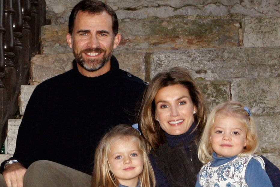 O príncipe Filipe e a princesa Letizia posam para uma foto com as suas filhas, Sofia e Leonor. A fotografia será utilizada em postais de Natal distribuídos pela Casa Real de Espanha. (Ho, Reuters)