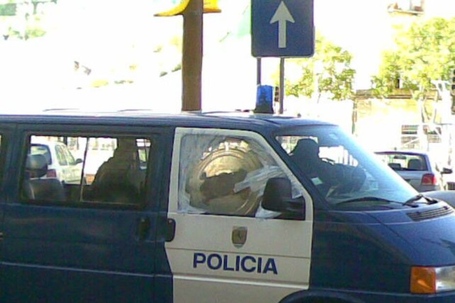 Carrinha tem escudo na janela