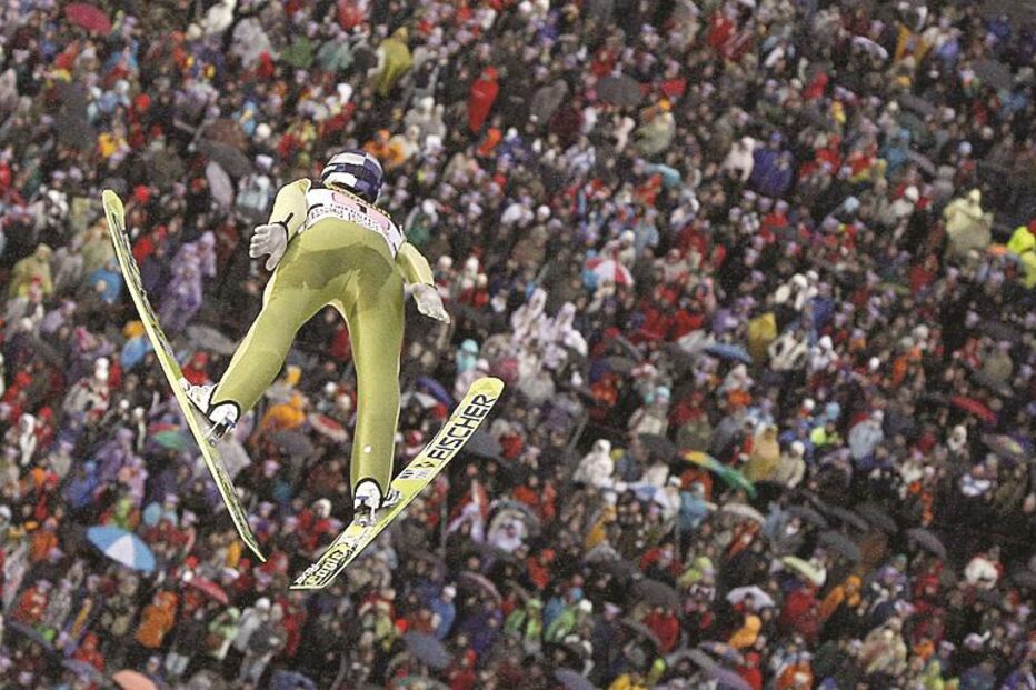Os desportos de Inverno proporcionam imagens de rara beleza, como esta, que capta o austríaco Thomas Morgenstern num voo de mais de cem metros, durante um concurso de saltos de esqui que está a decorrer em Oberstdorf, na Alemanha. (Kai Pfaffenbach/Reuters)
