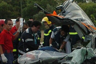 Colisão causa três feridos e corta o IC1