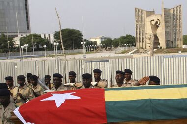 Angola pede prisão de líder rebelde