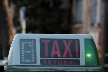 Dupla agride taxista para roubar 50 euros