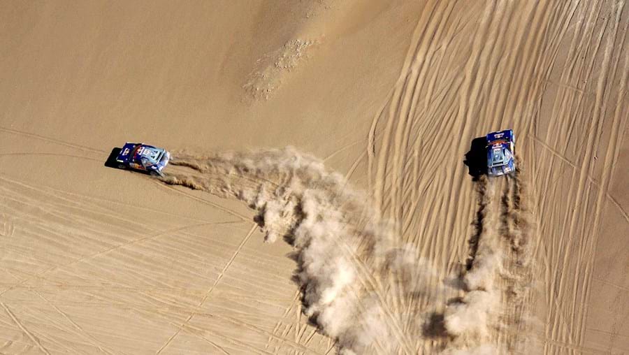 Mark Miller, dos Estados Unidos, e Nasser Al-Attiyah, do Qatar, competem nos seus Volkwagens durante a sétima etapa do Rally Dakar 2010, a decorrer na América do Sul. (Jacky Naegelen, Reuters)