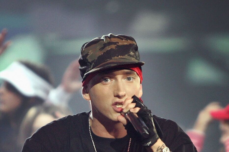 Elton John afasta Eminem da droga