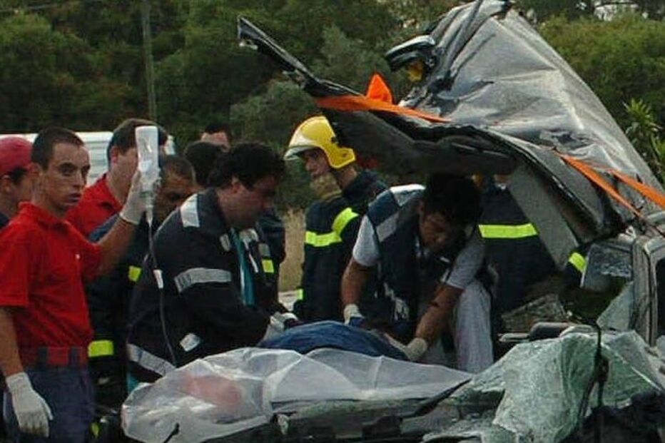 Colisão causa três feridos e corta o IC1