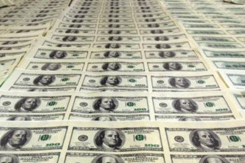 Homem encontra 200 mil dólares falsos