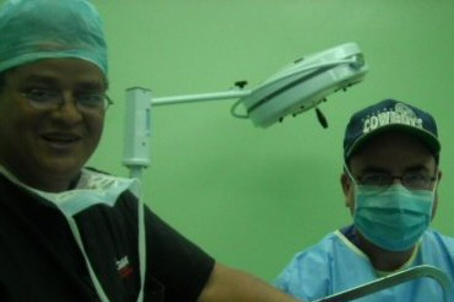 Haiti: Imagens festivas de médicos causam polémica (C/FOTOS)