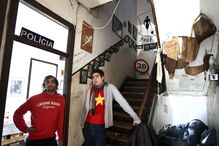 Dois dos actuais habitantes da Real República Boa-Bay-Ela, uma das casas comunitárias de estudantes de Coimbra que adoptaram a designação de reais repúblicas para conseguir agradar a conservadores e progressistas durante o Estado Novo. (Paulo Novais, Lusa)