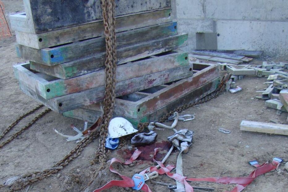 Morre esmagado por grua
