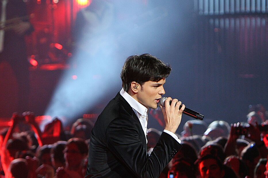 Mickael Carreira e uma sala apinhada de fãs