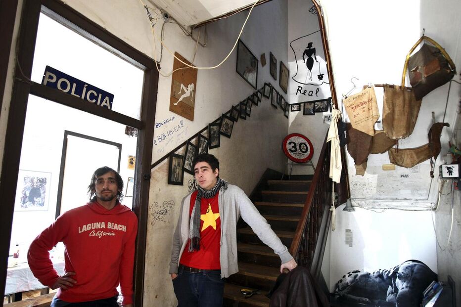 Dois dos actuais habitantes da Real República Boa-Bay-Ela, uma das casas comunitárias de estudantes de Coimbra que adoptaram a designação de reais repúblicas para conseguir agradar a conservadores e progressistas durante o Estado Novo. (Paulo Novais, Lusa)