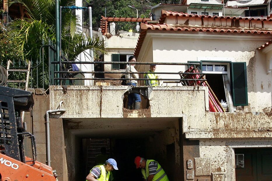 Pai e filho esmagados