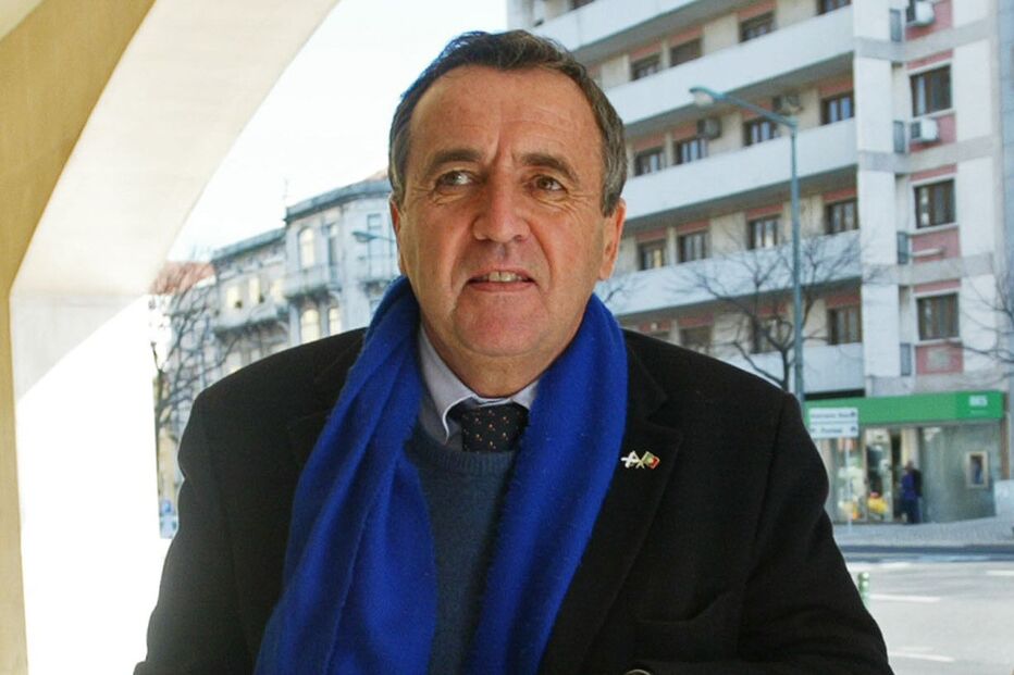 Smith pede verba para campanhas  