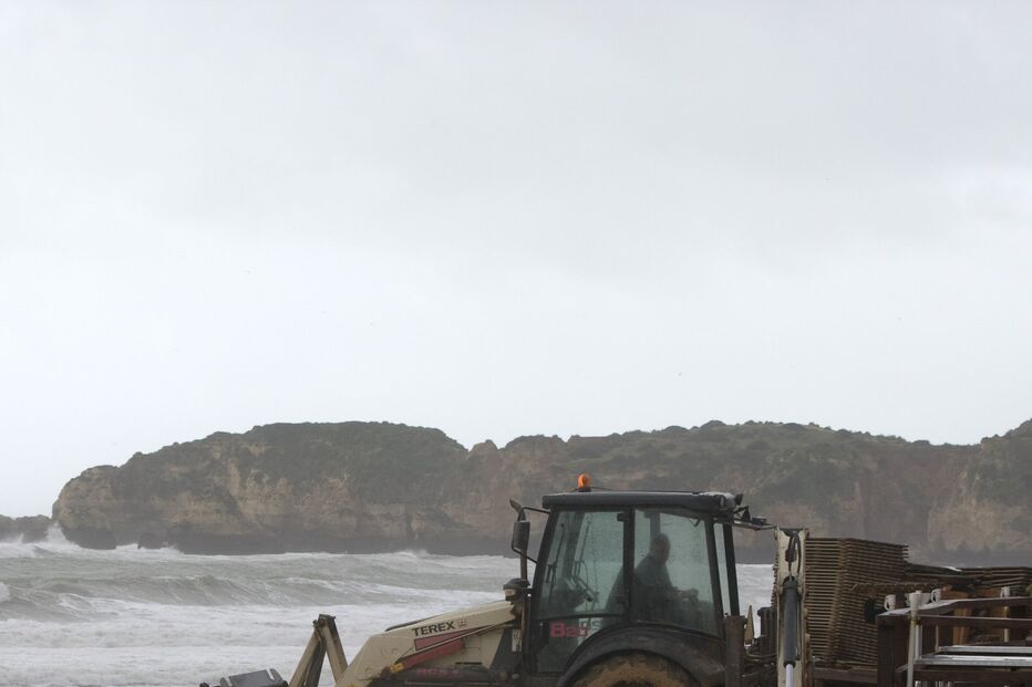 Mar revolto põe lixo nas praias