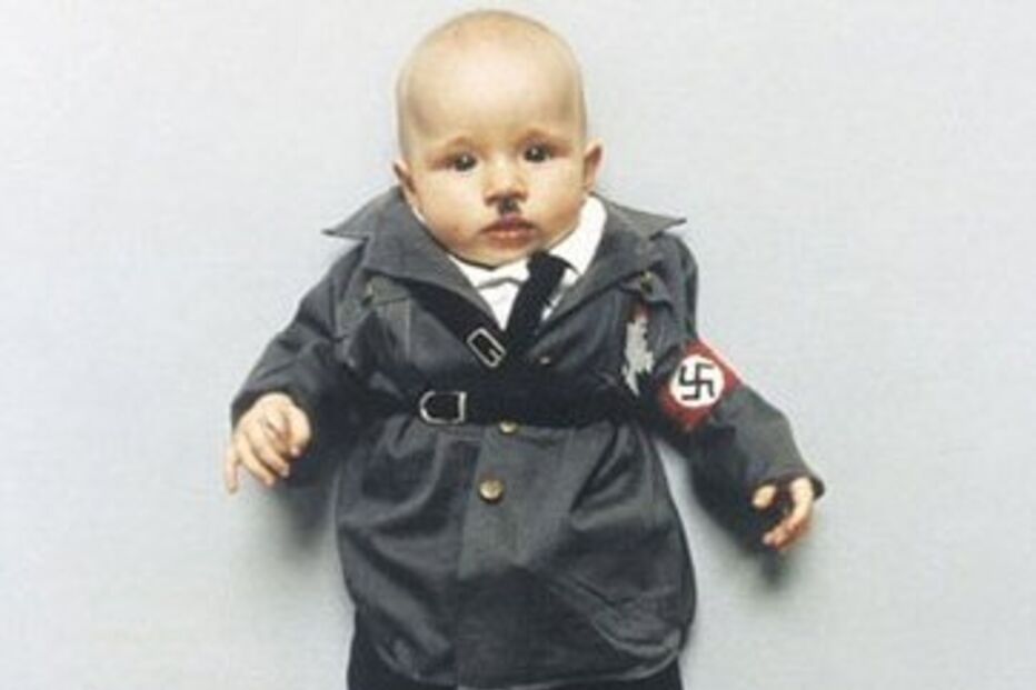 Mãe veste bebé com roupas de ditadores (COM IMAGENS)