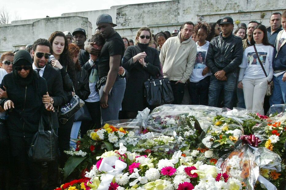 Centenas de pessoas no funeral de MC Snake