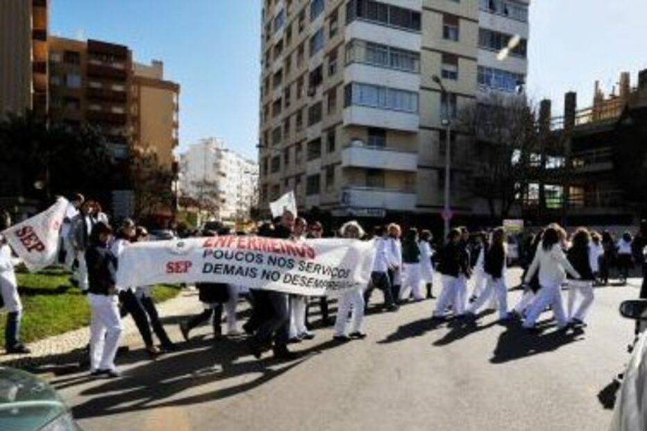 Enfermeiros entregam 2 mil cartas à ministra